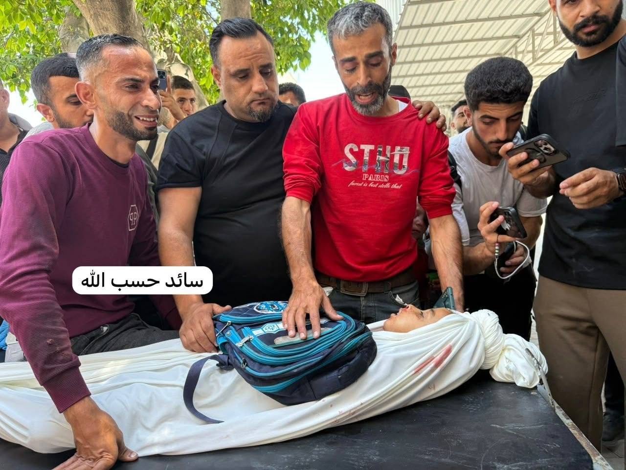 شهيدان بينهم طفل عائد من مدرسته و7 إصابات جراء قصف الاحتلال ساحة أنور عزيز في مخيم جباليا